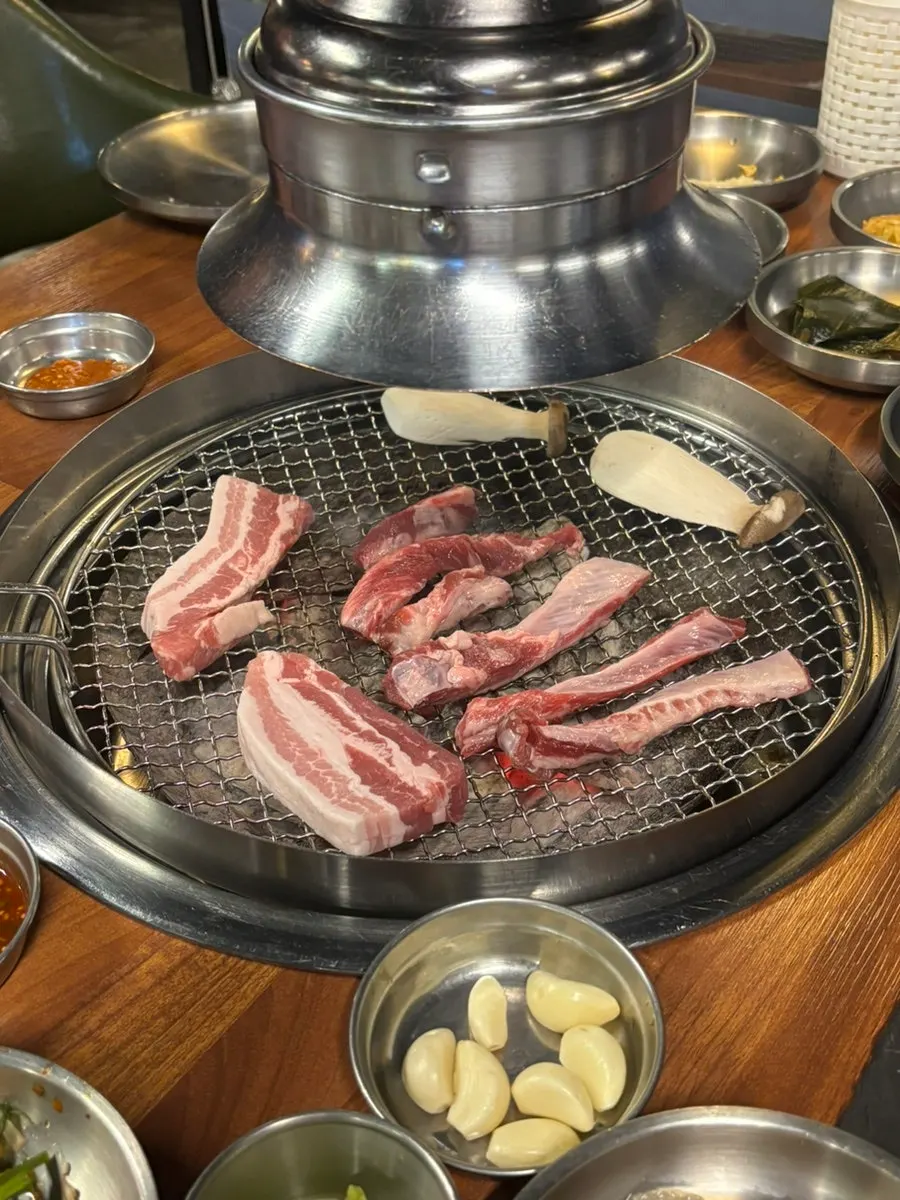 Jugeoksal cooking on the charcoal grill