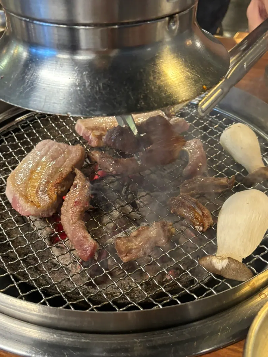 Charcoal-grilled pork belly cut with scissors