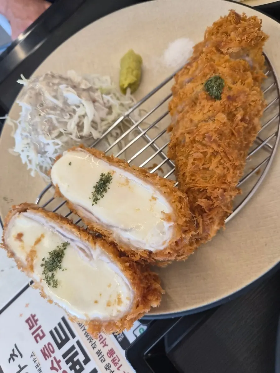 Curry rice and handmade tonkatsu from the mince curry rice set