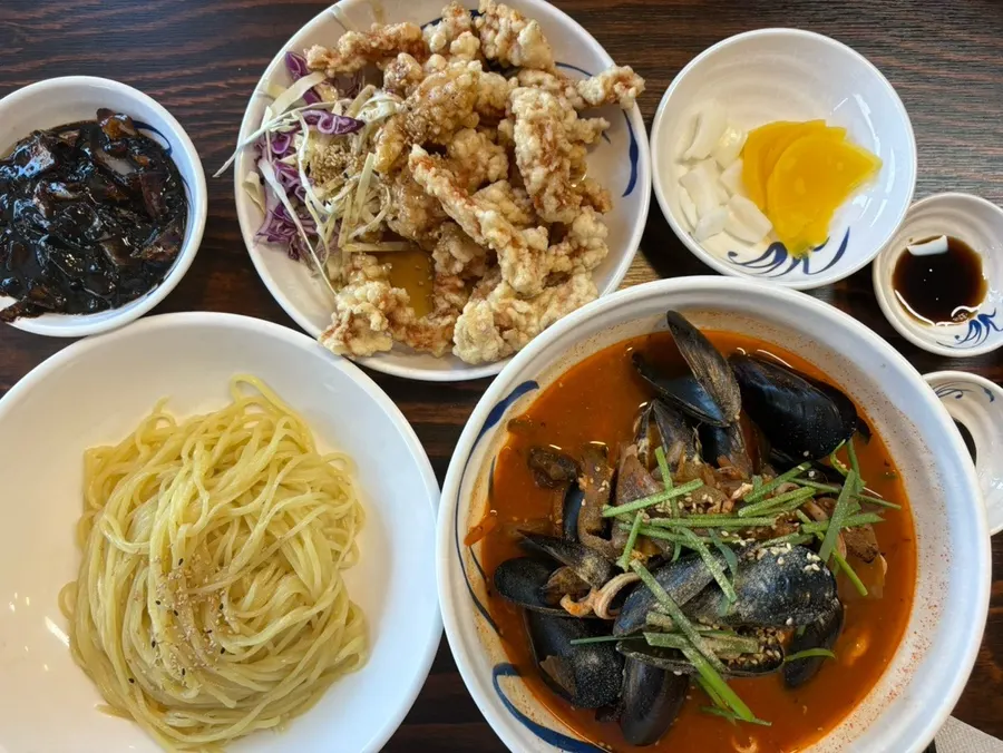 Old-style tangsuyuk and Chinese dishes