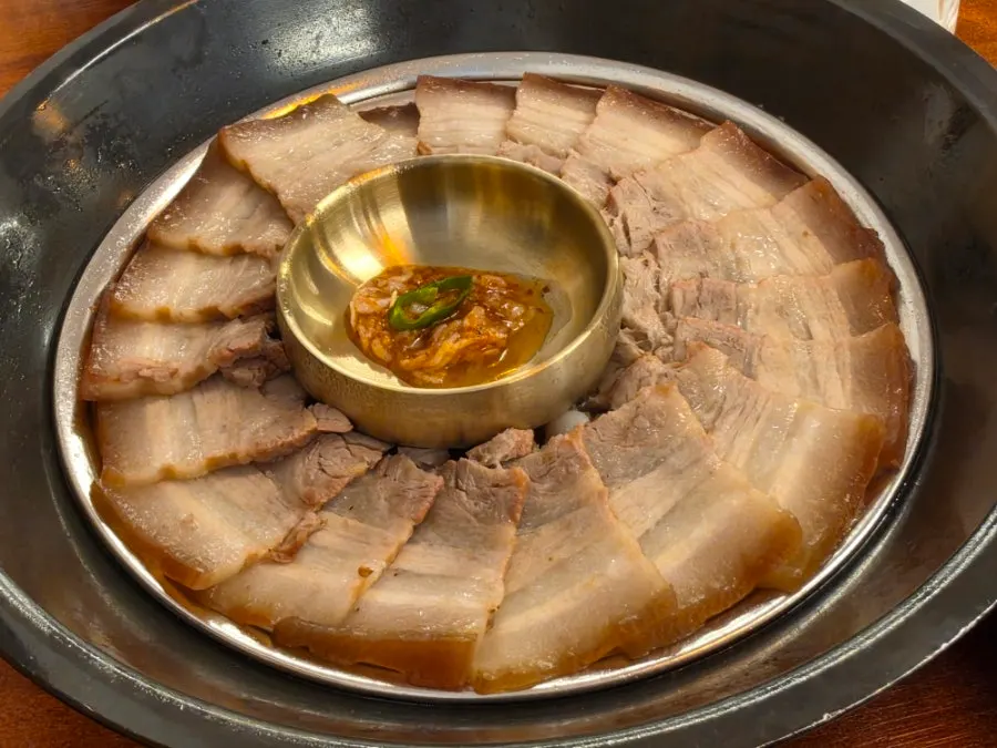 Pear-leaf medicinal boiled pork