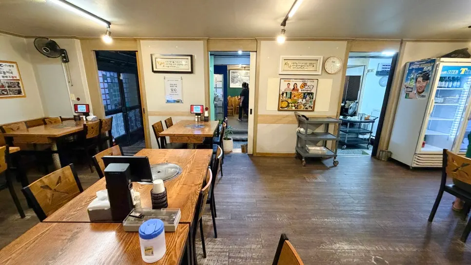 Spacious dining hall at Pyeongtaek Jumulleok