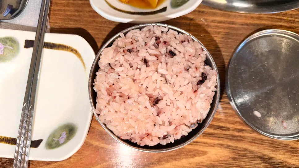 Gochujang jumulleok eaten with lettuce