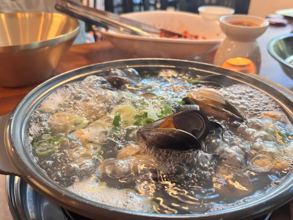 동죽조개와 홍합이 담긴 뚝배기 조개탕
