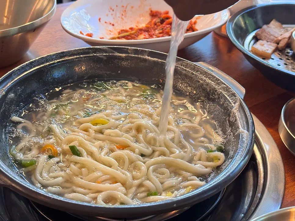 육수에 넣기 전 자가제면 생면