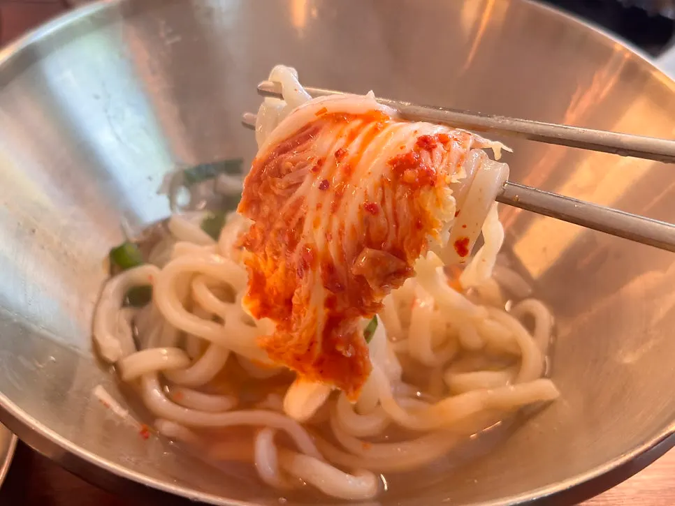 5분간 끓여 완성한 칼국수 면발