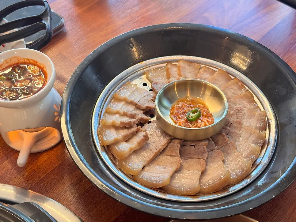 도자기 워머에 올린 배잎약선수육 한 상