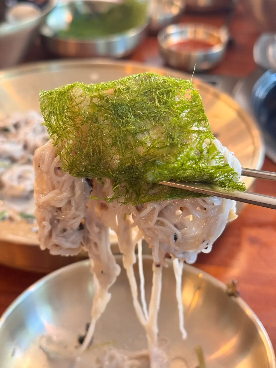 감태에 싸 먹는 메밀면과 궁채 장아찌