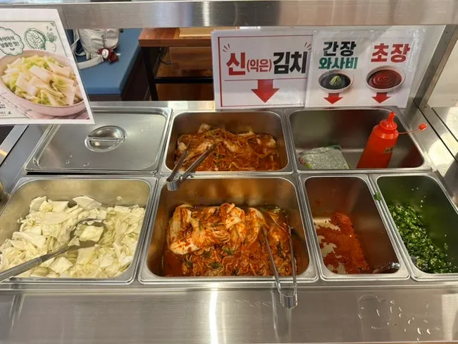 백김치와 신김치가 놓인 셀프바