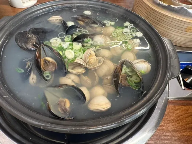 동죽과 홍합이 가득한 물총칼국수 냄비