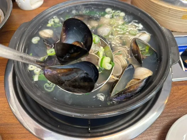 칼국수 면과 채소 고명이 준비된 한 상