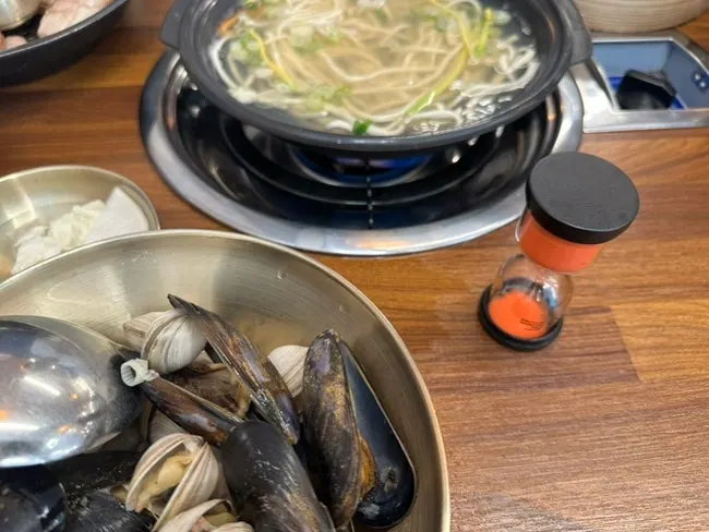5분 모래시계와 함께 끓고 있는 조개 칼국수