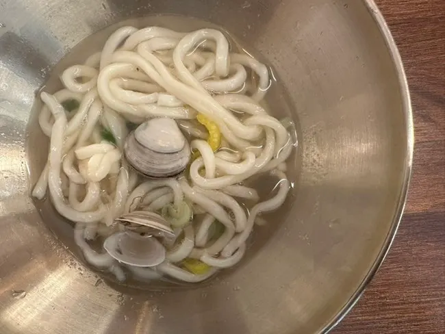 청양고추와 매운양념을 넣어 얼큰해진 해물칼국수