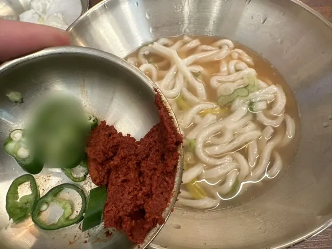 국물까지 먹기 좋게 졸아든 칼국수 냄비