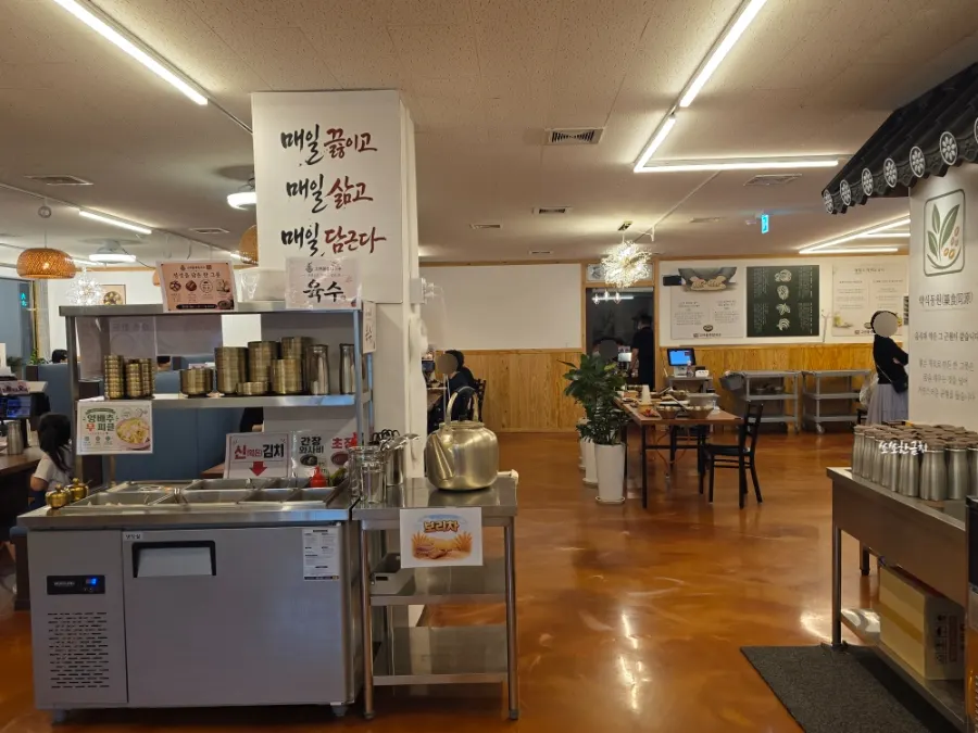 추가 반찬을 가져다 먹는 셀프바