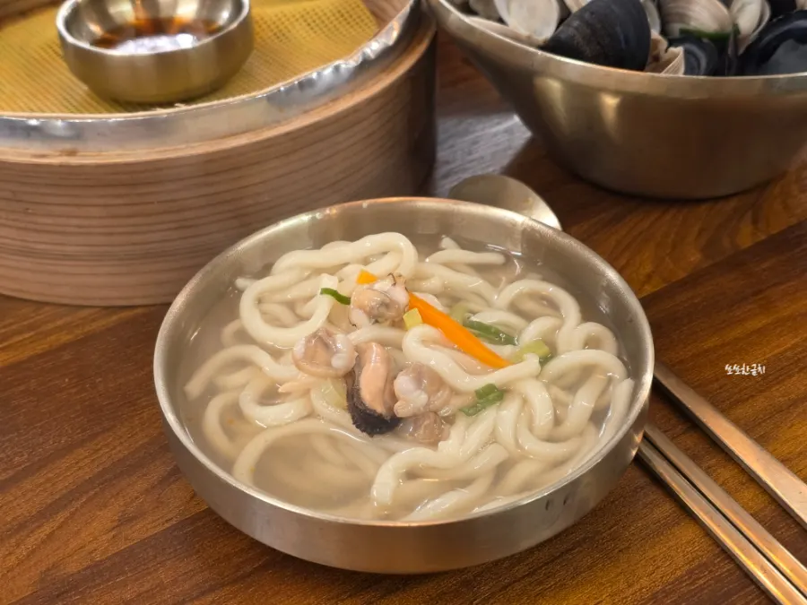 3인세트로 차려진 칼국수 한 상
