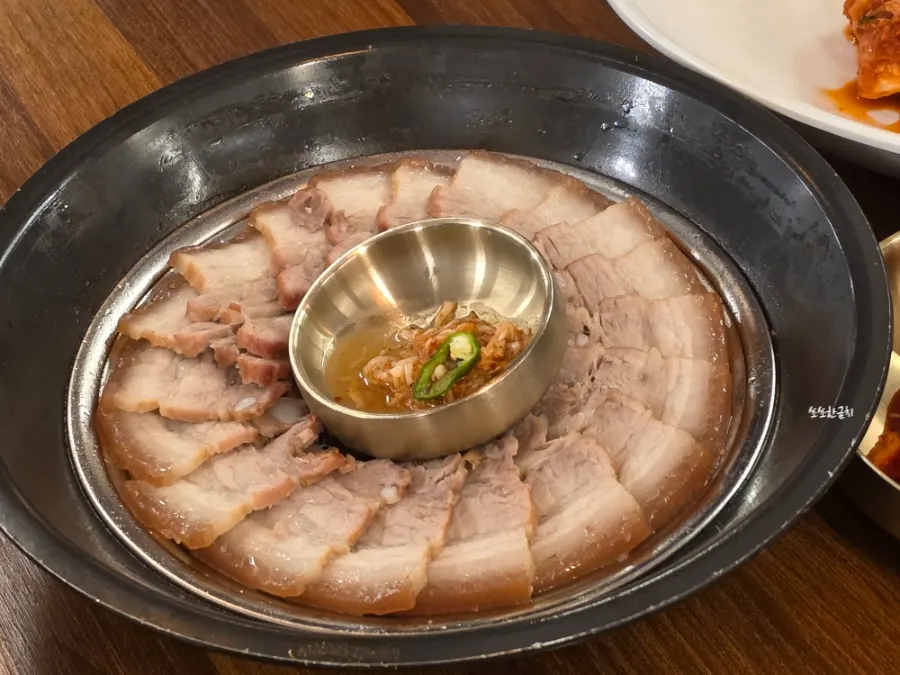 쫄깃한 자가제면 면발을 건져 올린 모습