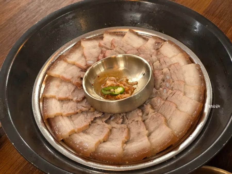 국내산 오겹살 배잎약선수육 접시