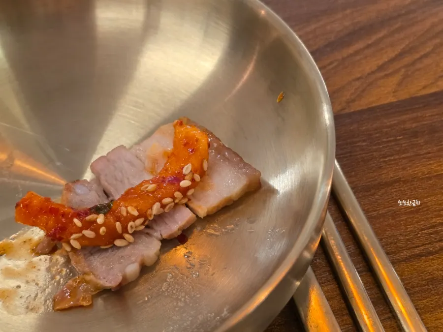 윤기 도는 수육 한 점