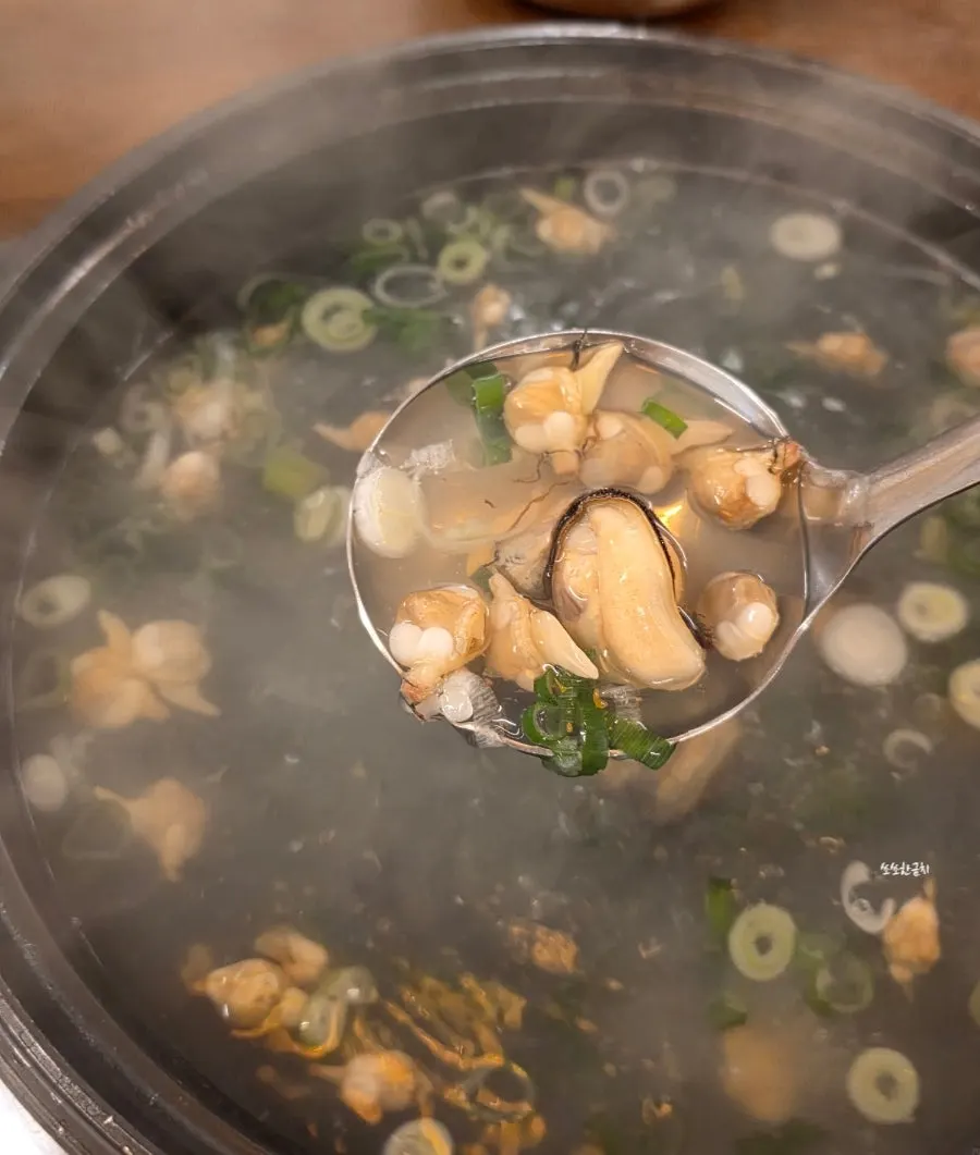 식사를 마무리한 고려물총칼국수 상차림