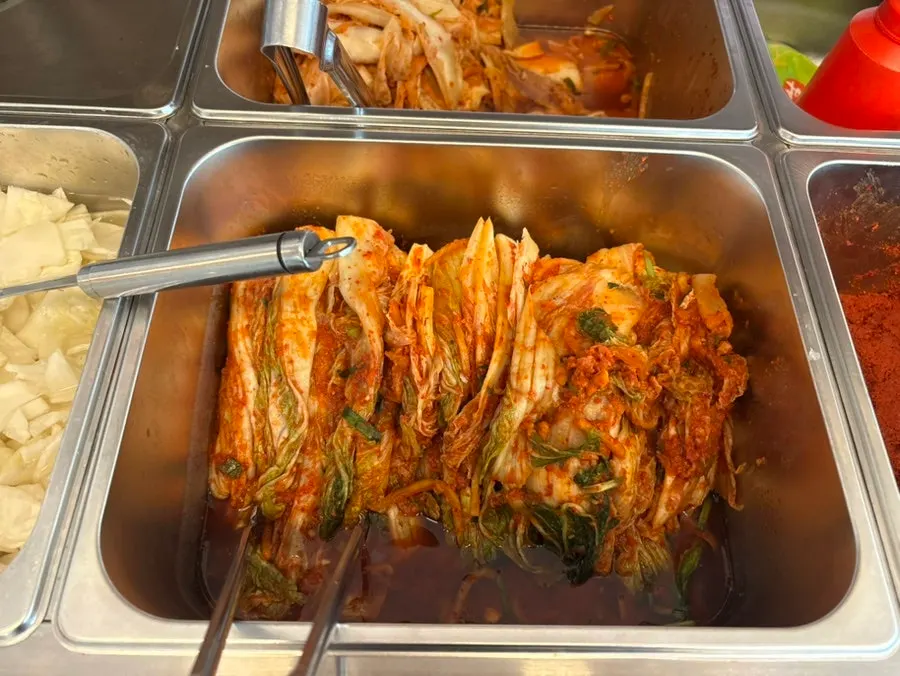 익은 김치와 일반 김치가 따로 놓인 셀프바