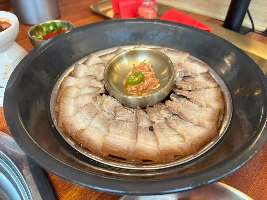 불로 데워 먹는 멜젓과 배잎약선수육 한 접시