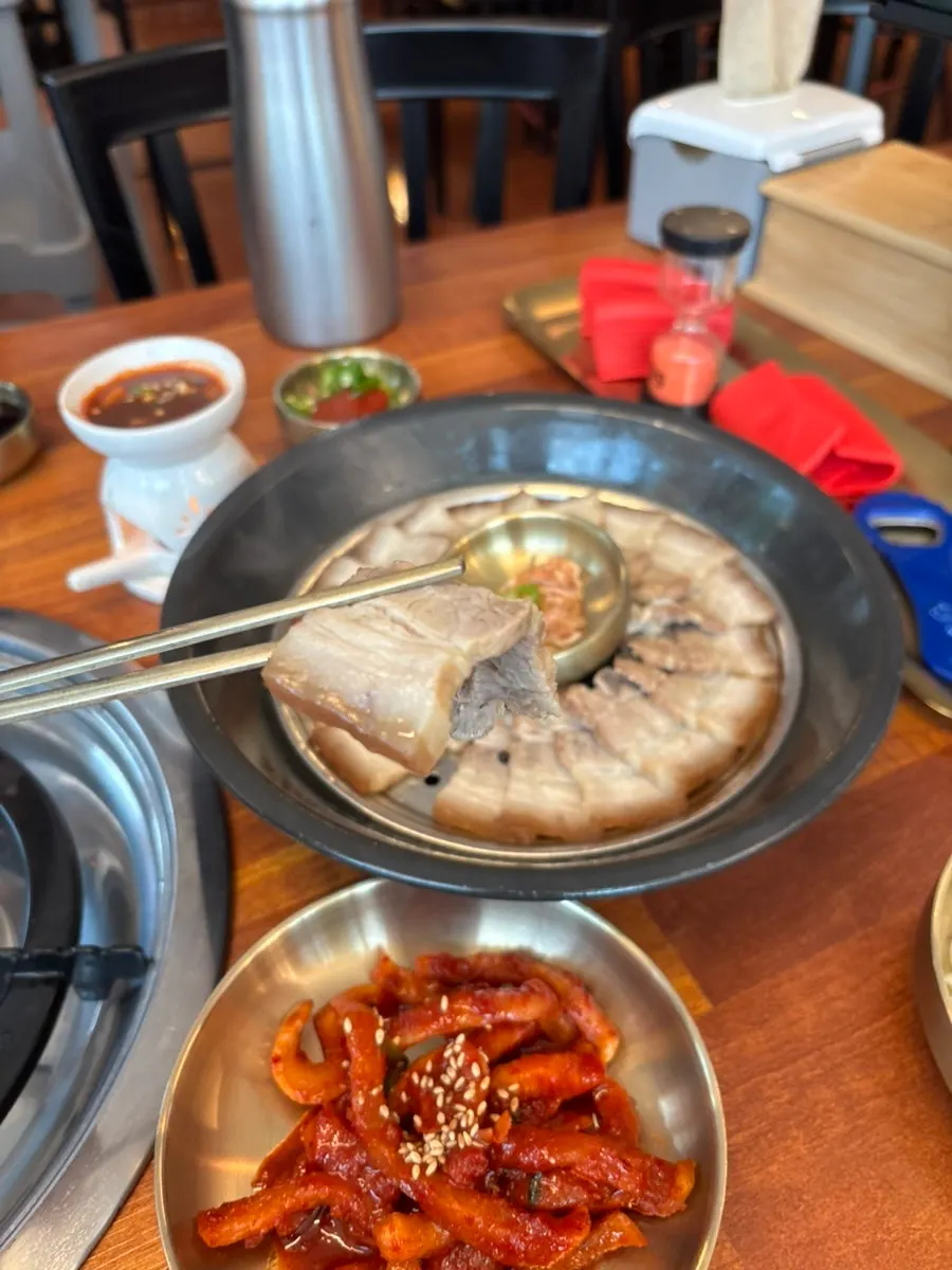 수육에 김치와 무말랭이를 곁들인 모습