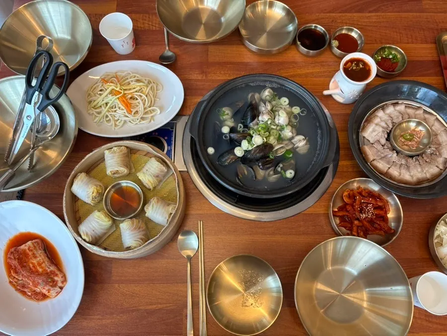 냄비 가득 담긴 고창 동죽 물총칼국수