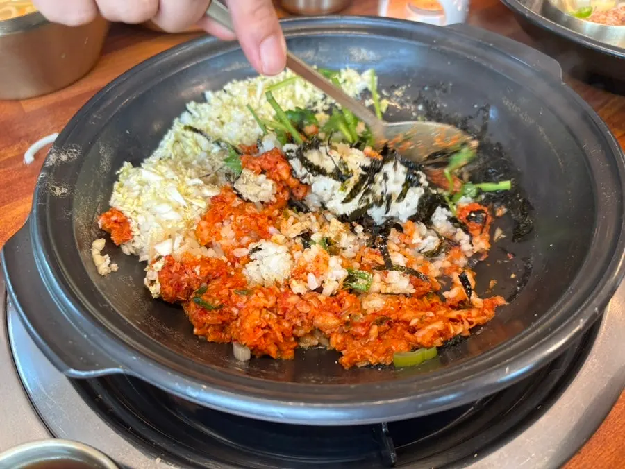 냄비에 볶아 만든 사계절볶음밥