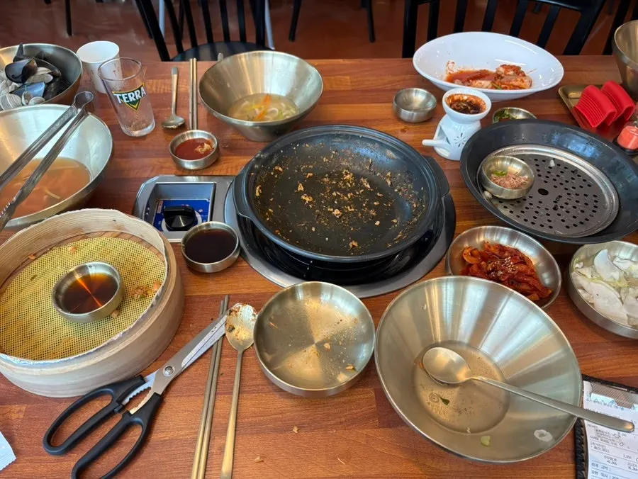 식사를 마친 테이블과 넓은 매장 홀
