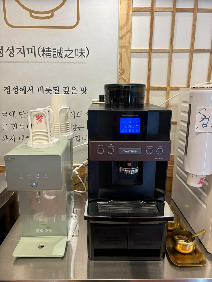 매장 한쪽에 마련된 셀프 커피머신