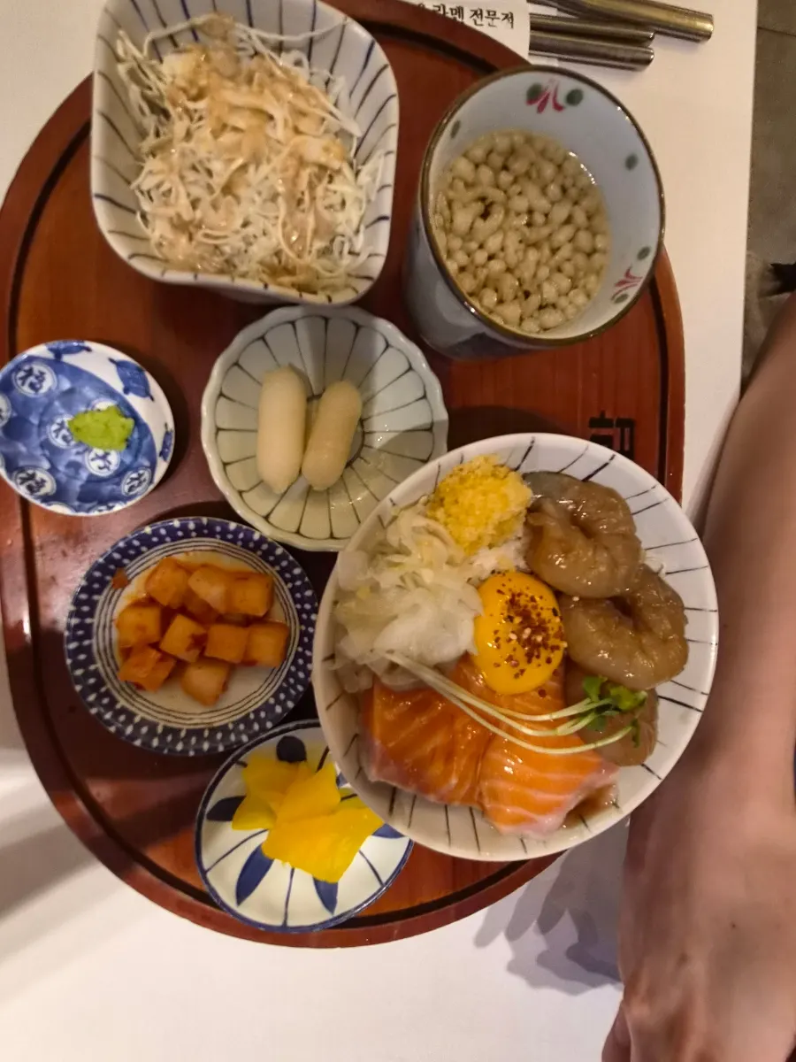 부드러운 연어와 밥을 함께 먹는 모습