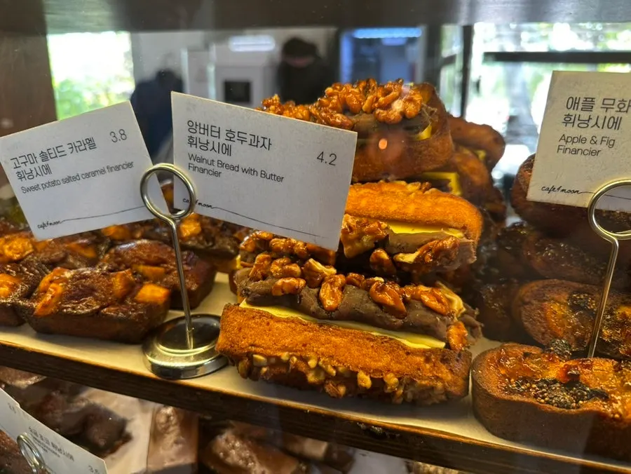 A display shelf with various types of financiers