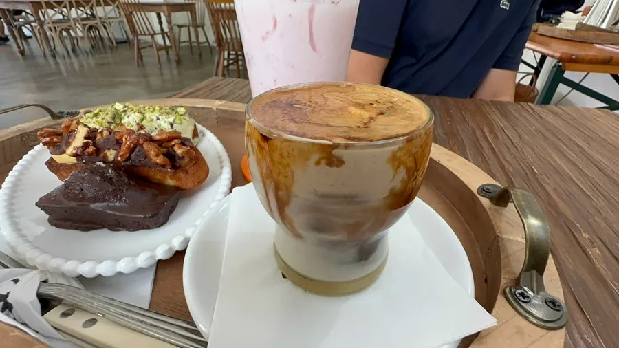 Signature Pomun coffee and strawberry latte