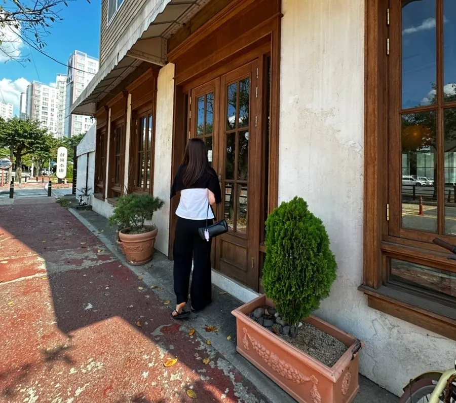 Wooden door entrance to the Cafe Pomun annex