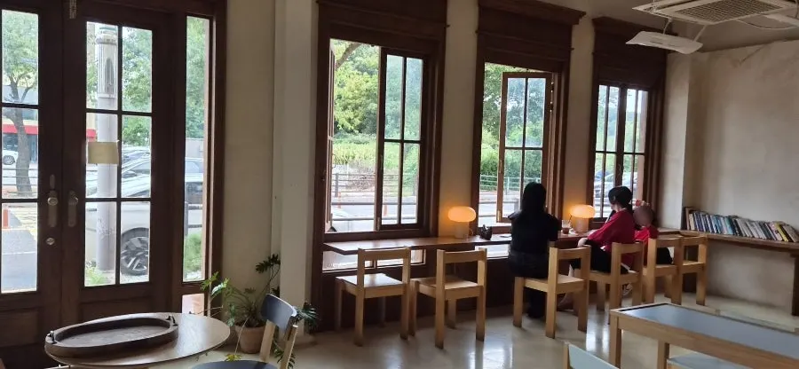 포문커피와 디저트를 함께 놓은 자리