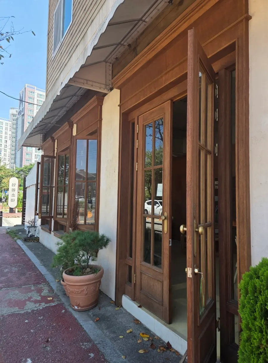 Café convenience area with blankets and water