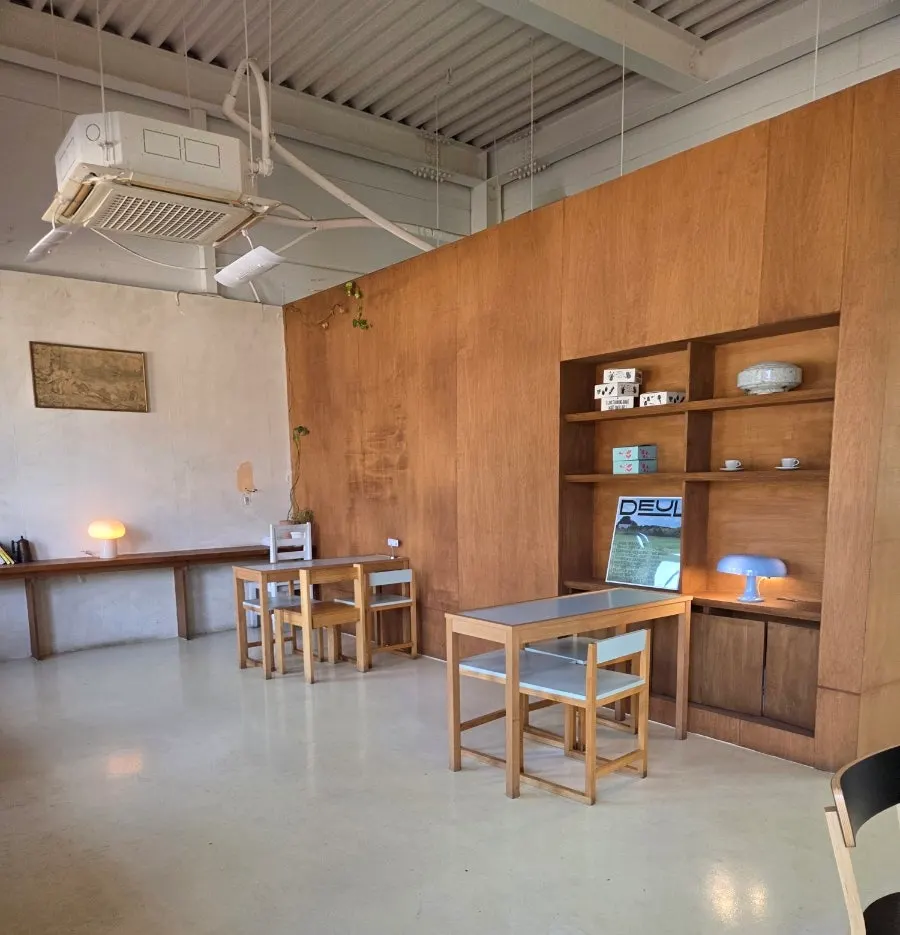 Café space leading to the quiet annex