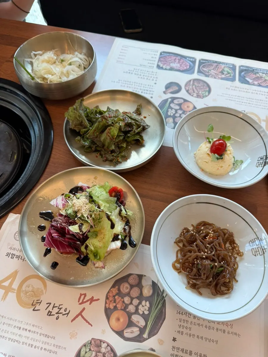 가짓수 많은 이화정 숯불돼지갈비 기본 반찬 상차림