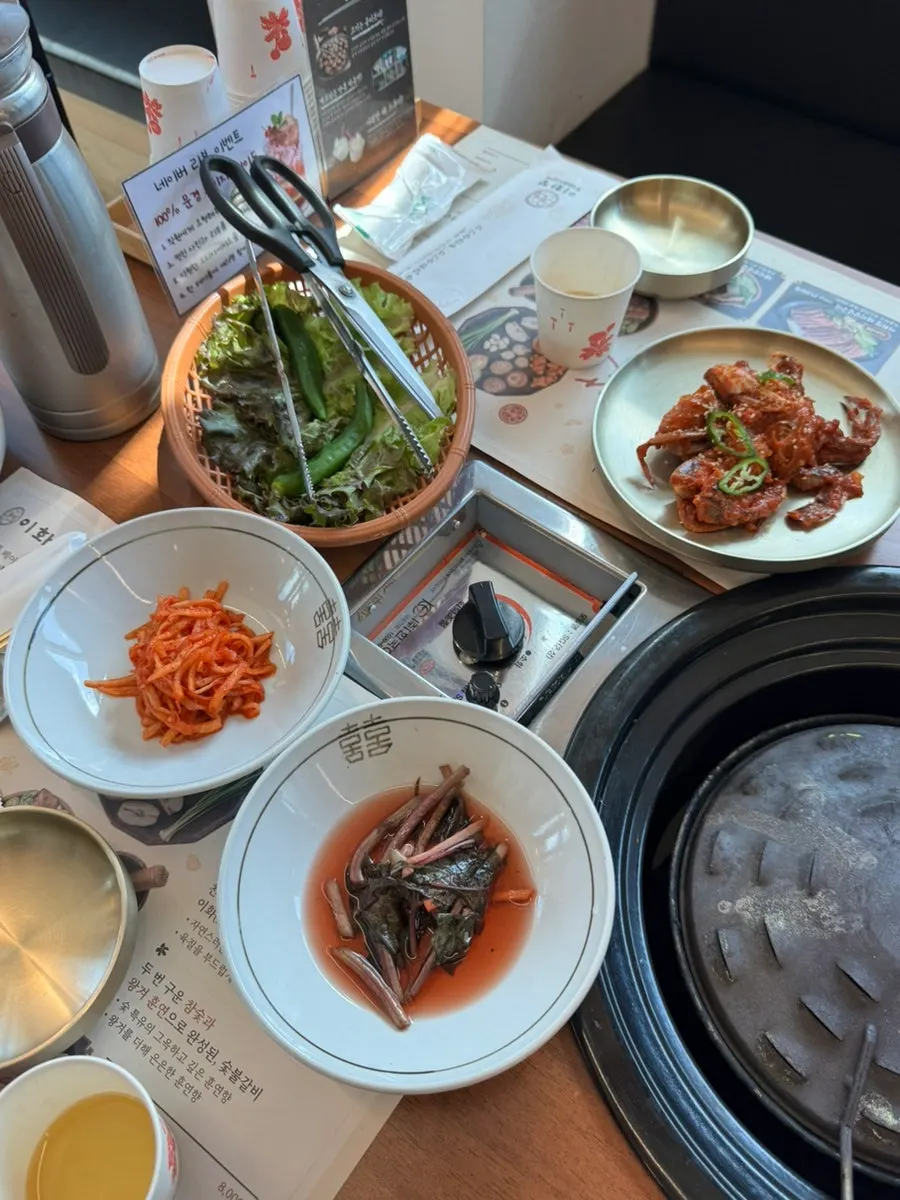 고깃집 기본 반찬이 가득 차려진 테이블