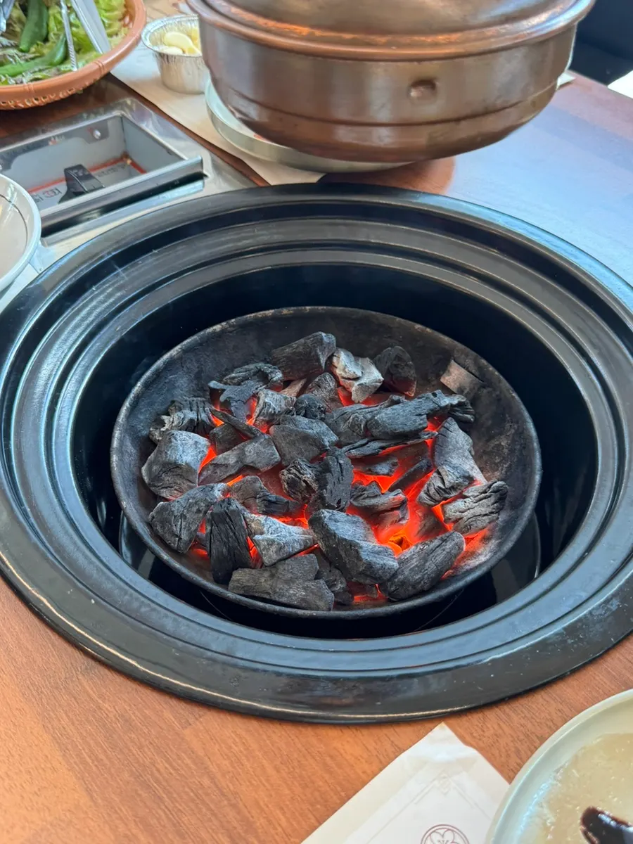 테이블에 올라온 숯불 화로