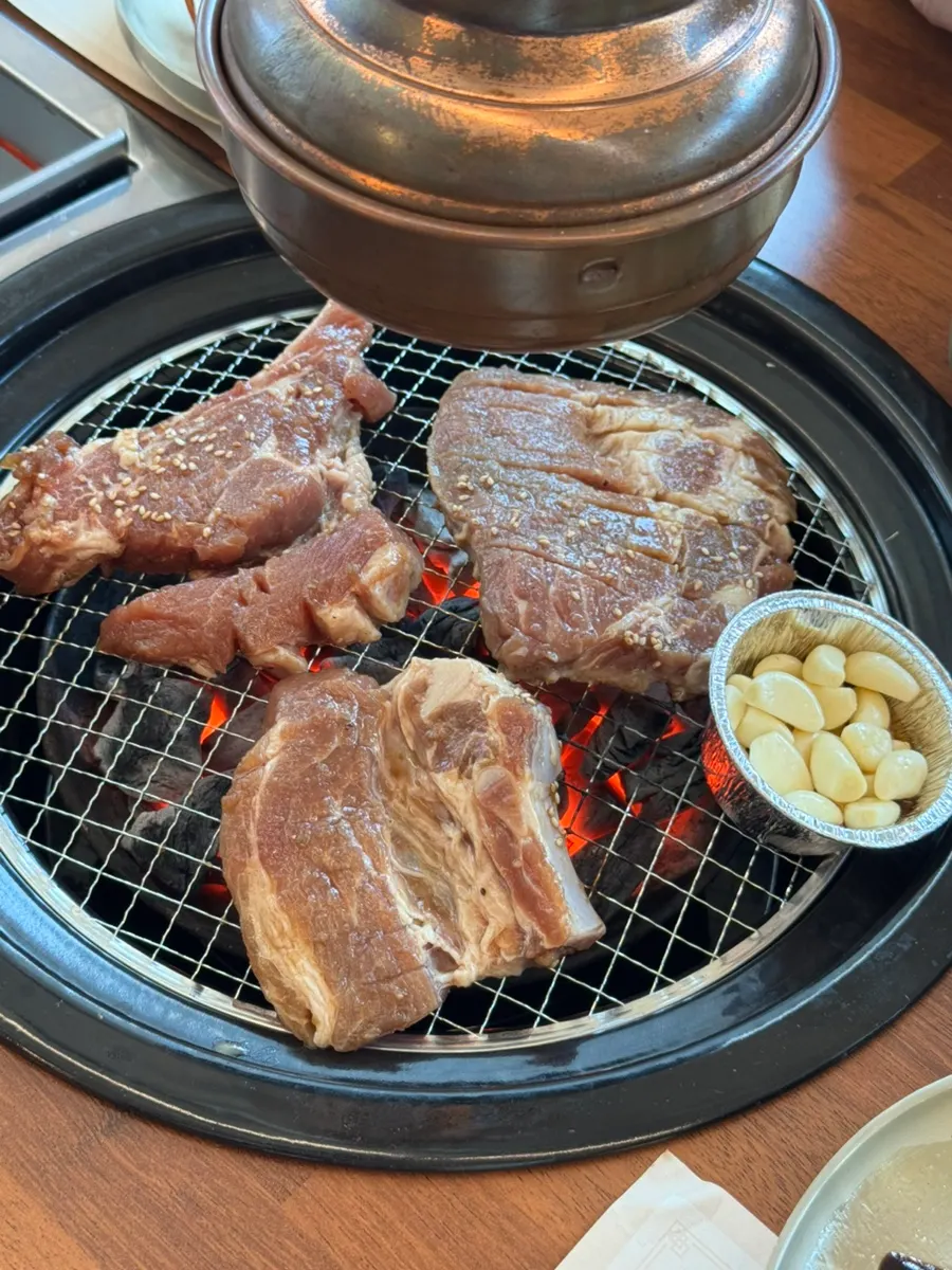 숯불에 구워지는 두툼한 돼지양념구이
