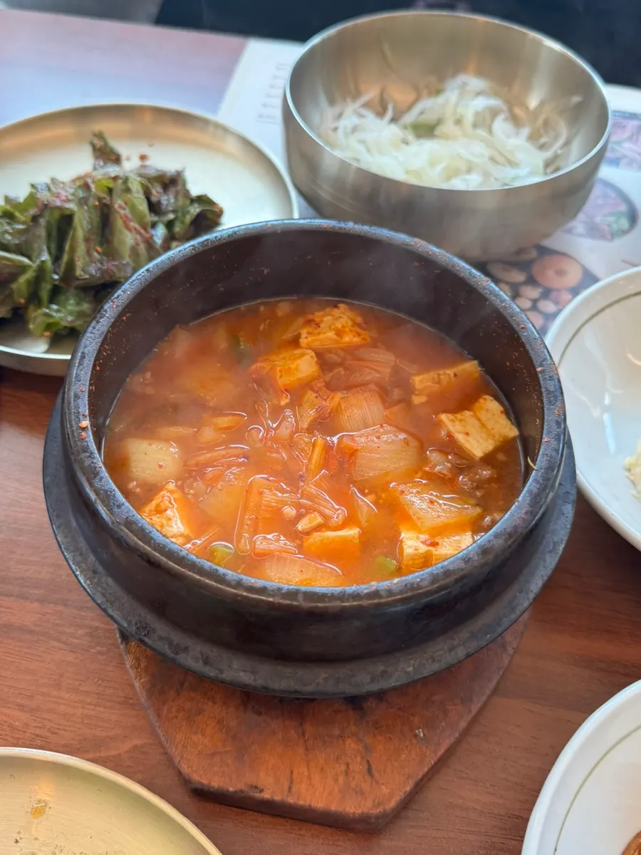 구워진 돼지갈비와 돼지양념구이 한 상