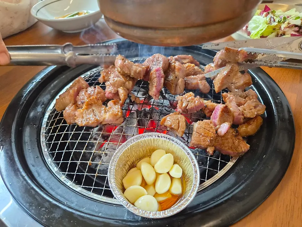 Glossy charcoal-grilled seasoned pork galbi