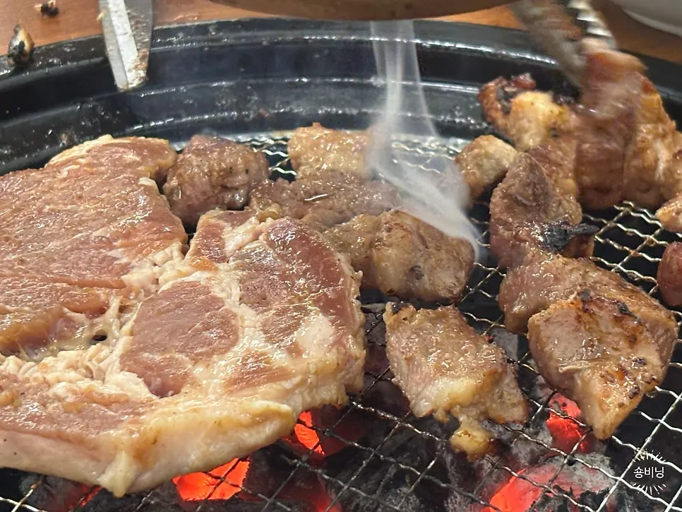 숯불 판 위 돼지양념구이