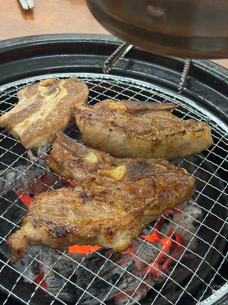 돼지양념구이와 곁들임 반찬
