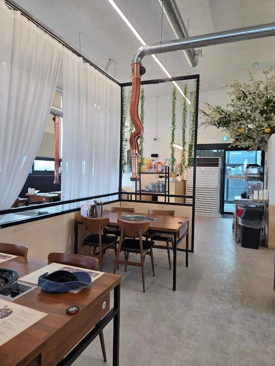 8-seater group table at Ihwajeong divided by partial walls