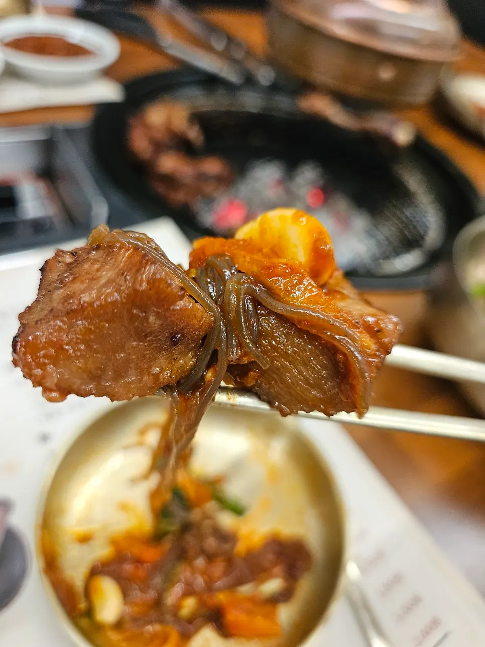 이화정 숯불돼지갈비 숯불에 구워지는 양념 돼지갈비
