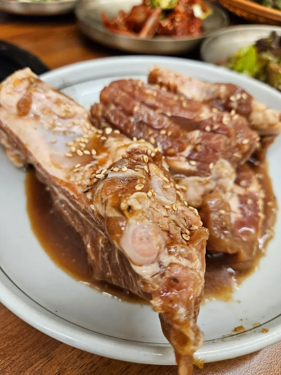 주문한 두 가지 고기 메뉴가 놓인 상차림