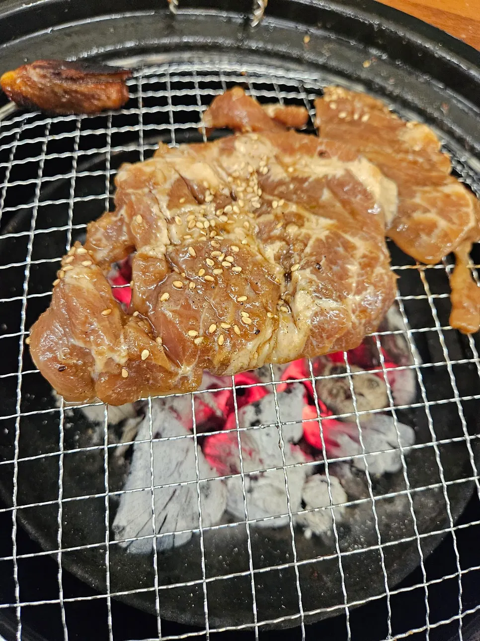 두툼한 양념 고기 클로즈업